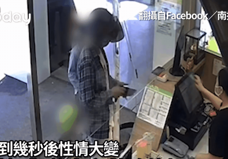 지난 26일 한 대만 남성이 카페에서 음료를 힘껏 집어 던지고 있다./사진=웨이보