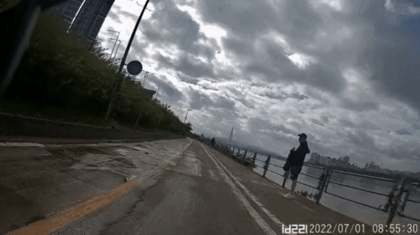 누리꾼 B씨가 지난 1일 한강변 자전거 도로에서 손흥민을 목격했다며 공개한 영상./사진=온라인 커뮤니티