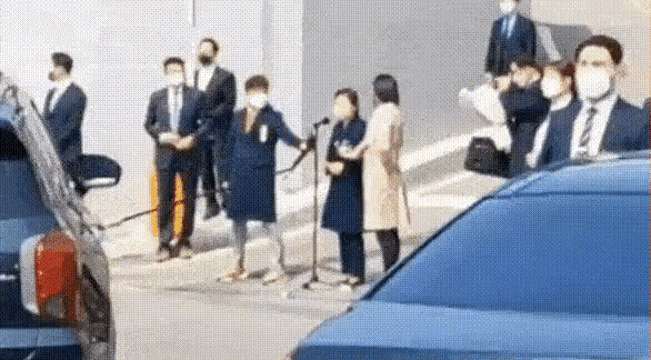 지난 3월 24일 박근혜 전 대통령이 대구 달성군 사저 앞에서 대국민 메시지를 발표하던 중 소주병이 날아들자 경호원들이 손을 번쩍 들고 이를 막아서고 있다./사진=에펨코리아, MLB파크 등 온라인 커뮤니티 갈무리