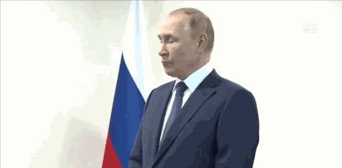 지난 19일(현지시각) 블라디미르 푸틴 러시아 대통령이 외국 정상을 기다리며 안절부절못하고 있다./사진=트위터