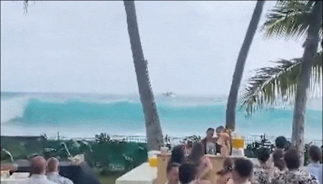 18일(현지시간) 미국 하와이에서 약 7.6m 높이의 대형 파도가 발생해 결혼식 도중 하객들이 대피하고 있다. /사진=트위터 캡처