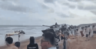 지난 2일 오전 중국 해변에 탱크가 줄지어 나타나고 있다./사진=웨이보