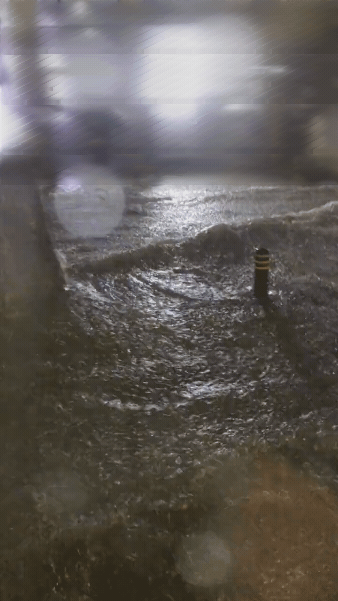 8일 저녁 강남역 인근이 물에 잠겼다. /사진=트위터