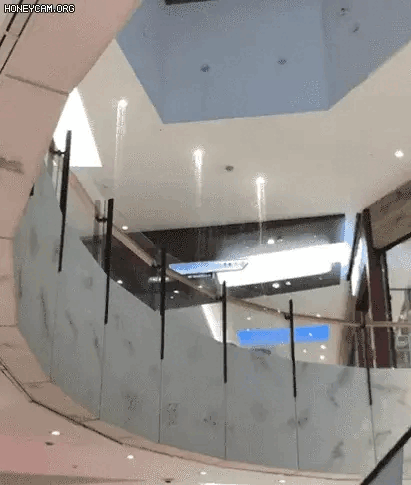 8일 서울 여의도 IFC몰 L1층 천장에 구멍이 뚫려 빗물이 새기 시작했다. /사진=온라인 커뮤니티