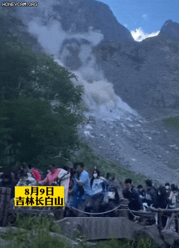지난 9일 오후 4시50분쯤 지린성 백두산 북쪽 코스 용문봉 근처에서 갑작스러운 산사태가 일어나 관광객들이 대피하고 있다. /영상=웨이보