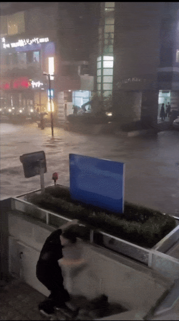 8일 밤 서울 강남역 5번 출구 인근 청남 빌딩 주차장 앞 도로가 폭우에 침수됐다/사진=온라인커뮤니티 