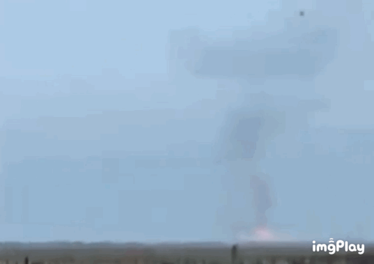 16일(현지시간) 크름반도 러시아군 탄약고 폭발 장면/ 사진=트위터