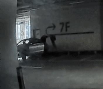 벤츠 차주가 차량 바닥 매트를 주차장에 털고 있다. /영상=온라인 커뮤니티
