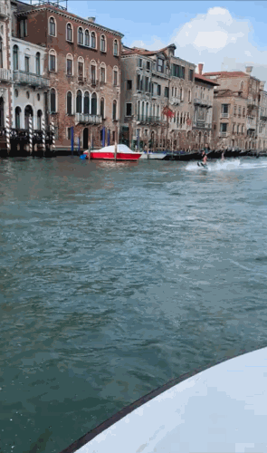 이탈리아 베네치아 운하에서 서핑을 한 관광객들이 공개 수배를 당한 뒤 경찰에 붙잡혔다./사진=트위터