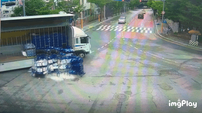 지난 6월29일 오전 11시50분쯤 춘천시 퇴계동의 한 사거리에서 좌회전하던 트럭에 실려 있던 맥주 박스가 도로에 쏟아졌다. /영상=춘천시 제공