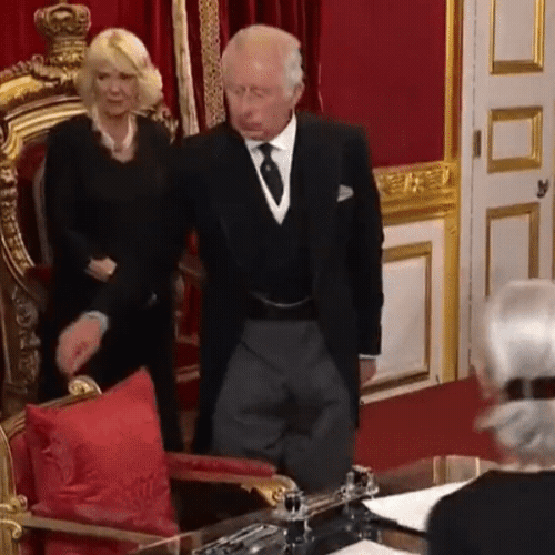 지난 10일 성 제임스 궁에서 열린 즉위식에서 찰스 3세가 책상 위에 놓인 물건을 치우라며 손짓하며 짜증 내는 모습. /사진=트위터