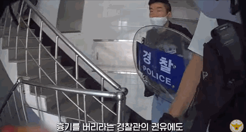 지난 7월11일 오전 8시쯤 경기도 한 병원에서 흉기 난동을 벌인 남성을 향해 경찰이 테이저건을 발사했다./사진=유튜브 