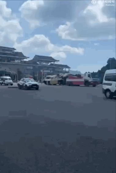 지난 18일 오전 2시40분쯤 중국 구이저우성 구이양에서 출발한 방역버스가 추락해 27명이 숨졌다./사진=트위터