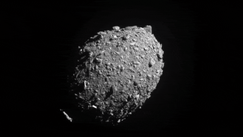 미국항공우주국(NASA)의 다트(DART) 우주선이 소행성 디모포스에 충돌하는 직전의 모습. 충돌 직후 신호가 끊겨 빨간색 영상이 나온다. / 영상=미국항공우주국(NASA)