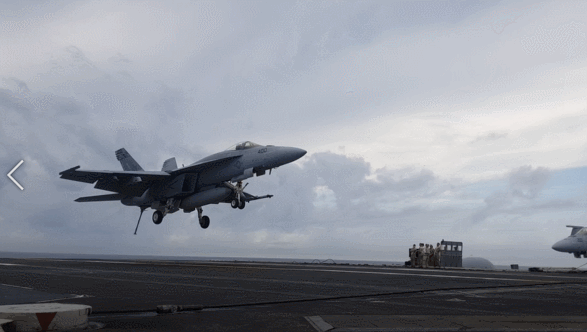 27일 미 해군 핵추진 항공모함 레이건함에서  미 해군 함재기 F/A-18 슈퍼호넷이 착함하고 있다. /사진제공=합동참모본부 제공 영상 캡처 