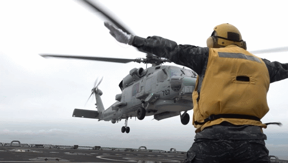  26일 오후 이지스구축함 서애류성룡함(DDG, 7600톤급)에서 연합 헬기 이착함 훈련(CROSS-DECK)이 진행되고 있다. 영상 속 헬기는 미 해상작전헬기(MH-60, 시호크). /사진=해군 제공 영상 캡처 