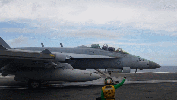 27일 미 해군 핵추진 항공모함 레이건함에서 미 해군 함재기 F/A-18 슈퍼호넷이 이함하고 있다. /사진제공=합동참모본부 제공 영상 캡처