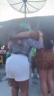 지난 23일 브라질 바이아주 알라구이냐스시의 한 가정집에서 생일파티를 즐기던 여성 7명이 노래에 맞춰 춤을 추다가 구덩이에 빠졌다./사진=틱톡