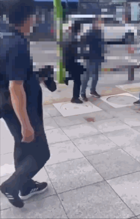 지난 26일 오후 4시50분쯤 서울 강북구 수유역에서 아버지뻘 공무원을 폭행한 20대 여성이 경찰에 붙잡혔다./사진=트위터