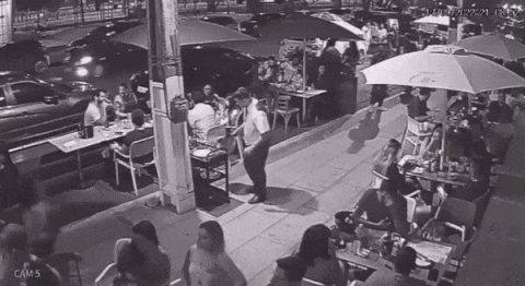 브라질 식당 야외에서 식사와 술을 즐기던 시민들이 운동하던 무리를 강도로 오인해 줄행랑치는 촌극이 벌어졌다. /사진=트위터 