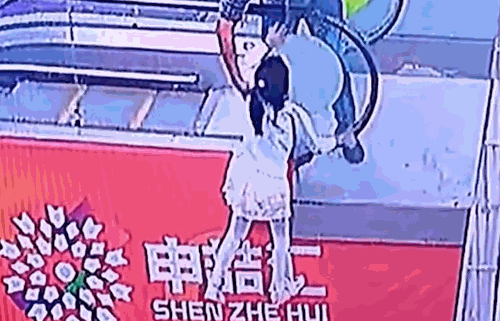 지난 25일 중국 상하이에 있는 한 쇼핑센터에서 남성이 에스컬레이터에서 떨어지려는 여아를 구했다가 사이버불링을 당했다./사진=트위터
