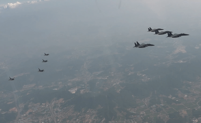 지난 6월 공군 F-15K와 미 공군 F-16이 평택 상공을 비행하고 있다. /사진=공군 제공 영상 캡처