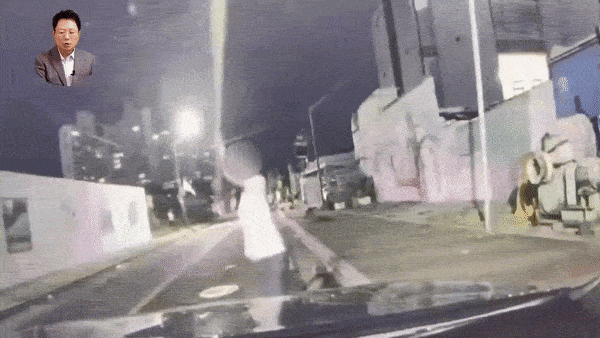 한 여성이 차량을 각목으로 내리치고 있다 / 사진 = 한문철 TV 유튜브 채널 캡쳐 