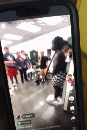 흑인 학생들을 대상으로 노예 경매를 연상케 하는 놀이를 하는 캘리포니아주 리버 밸리 공립고등학교 미식축구팀 소속 학생들 /영상=트위터