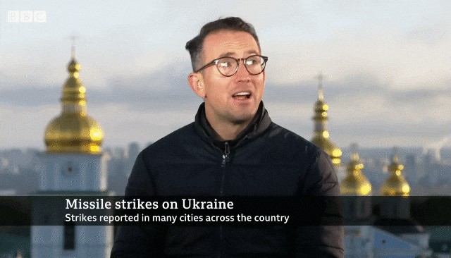 BBC의 우크라이나 특파원 휴고 바체가가 생방송 도중 날아든 러시아 미사일에 놀라 황급히 자리를 피하는 모습 /사진=유튜브 