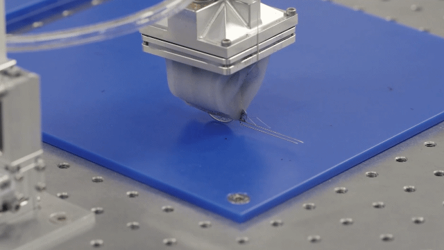 한국기계연구원이 개발한 그리퍼 로봇이 바늘구멍에 물체를 넣는 초정밀 기술을 구현한 모습. / 영상=한국기계연구원