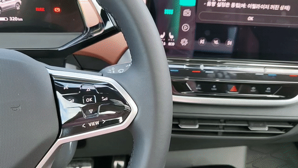 폭스바겐 ID.4 운전대의 터치 버튼으로 볼륨 크기를 조절하는 모습/사진=이강준 기자