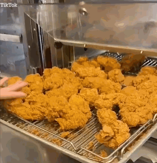 호주 퀸즐랜드주 브리즈번에 있는 한 KFC 매장에서 직원들이 치킨 등을 혀로 핥는 영상을 찍어 틱톡에 올렸다./사진=틱톡