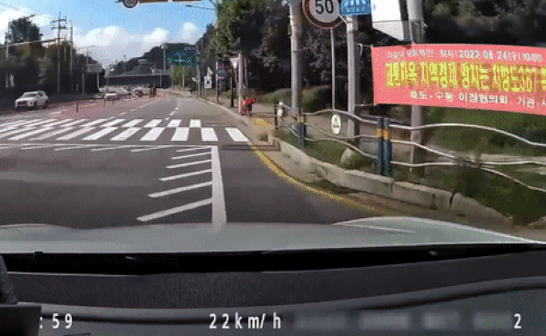 어린이보호구역에서 한 초등학생이 갑자기 도로로 튀어나와 장난치듯 차 앞을 왔다 갔다하고 있다. /사진=유튜브 한문철 TV 