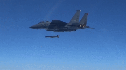 공군 F-15K가 2일 NLL(북방한계선) 이북으로 발사한 SLAM-ER 공대지 미사일. /사진=합동참모본부 제공 영상 캡처