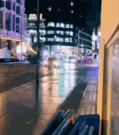 지난달 31일 영국 거리에 설치된 거대 조형물이 설치한 지 하루 만에 강풍에 날아갔다./사진=트위터 