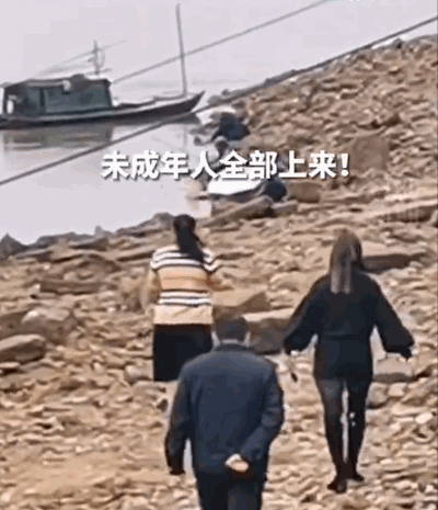 폭염으로 인해 강이 메마르자 일확천금을 노리기 위해 유물 발굴 작업에 돌입한 중국인들 / 영상=웨이보