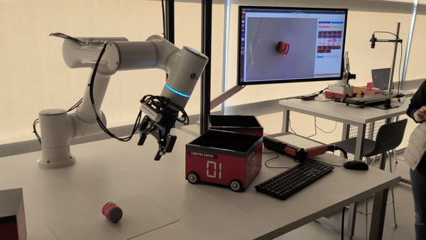 LG 디스커버리랩에 마련돼 있는 AI 피킹 로봇. 다양한 각도에서 사진을 찍으며 물체를 인식하고 있는 모습./사진=오문영 기자