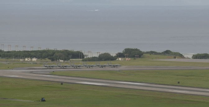 22일 미 공군이 일본 오키나와 가데나기지에서 F-22 랩터, F-15C 이글 전투기 등을 투입해 '엘리펀트 워크(Elephant Walk)' 훈련을 벌이고 있다. 타임랩스(영상 빨리 돌리기). /사진=미 공군 영상 캡처