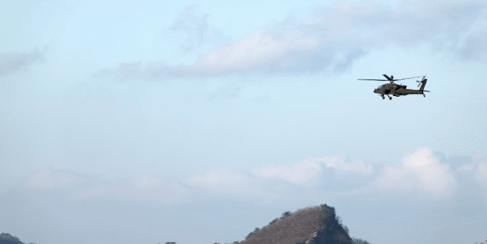 16일 미군 아파치 헬리콥터가 경기도 포천 승진훈련장에서 사격 훈련을 벌이고 있다. /사진=미 육군 영상 캡처