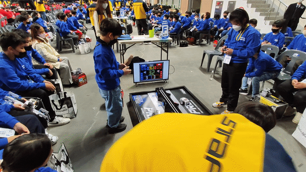 27일서울 장충체육관에서 열린 '2022 글로벌 PRC 로봇 코딩 대회' 본선 스피트 터치 커넥트 경기에서 참가 학생들이 열띤 경쟁을 벌이고 있다. /사진=최태범 기자 