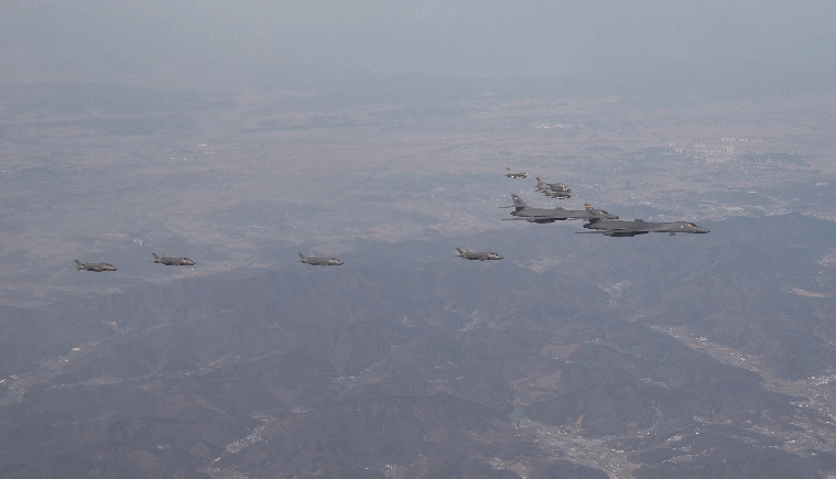 19일 한국 공군의 F-35A와 미 공군의 F-16이 미 B-1B 전략폭격기를 호위하면서 연합 편대비행을 실시하고 있다. /사진=합참 영상 캡처