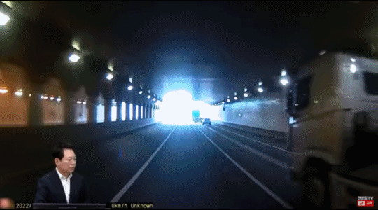 터널 앞 진출로에서 후진하려던 차량과 트럭이 부딪히는 사고가 발생했다. / 영상=유튜브 '한문철TV' 
