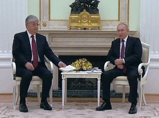 블라디미르 푸틴 러시아 대통령이 지난 11월 28일 (현지시간) 모스크바 크렘린에서 카심-조마르트 토카예프 카자흐스탄 대통령과 만난 자리에서 다리를 움찔거렸다./ⓒ트위터 캡처
