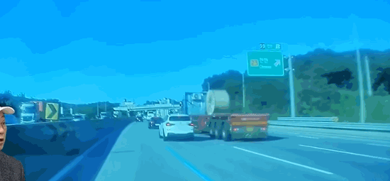 지난 9월21일 오후 4시5분쯤 경부고속도로에서 한 화물차에 실려 있던 철판 코일이 구르다가 도로로 낙하했다./사진=한문철TV