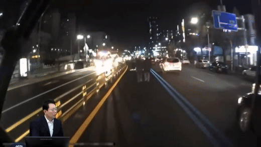2022년 12월 25일 저녁 술에 취한 상태로 서울시 서대문구의 한 버스정용차로에서 손 잡고 걷던 두 남성의 모습 / 영상=유튜브 채널 '한문철TV' 캡처