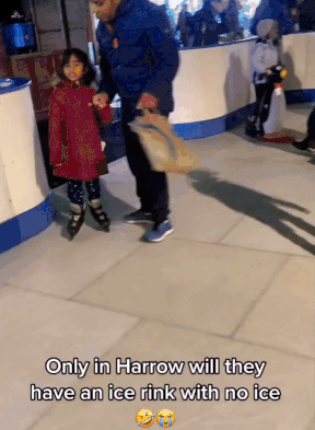 영국 런던의 한 쇼핑센터가 바닥에 플라스틱 타일을 깔아두고 '스케이트 링크'라고 홍보해 빈축을 샀다. /영상=트위터