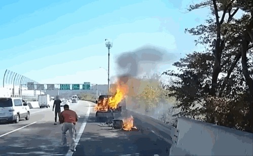 지난해 11월4일 오전 10시50분쯤 제2경인고속도로에서 트럭에 불이 나자 운전자들이 힘을 모아 화재를 진압했다./사진=한문철TV