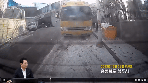 내리막길에 주차하던 버스가 눈길에 미끄러져 앞에 주차돼 있던 차량과 충돌한 사고. 버스 측 보험사가 앞차 과실을 주장해 논란이 일었다. / 영상=유튜브 채널 '한문철TV' 캡처