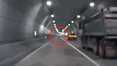 지난해 12월26일 오후 2시쯤 경북 구미시 한 터널에서 뇌전증을 앓는 운전자가 터널에서 발작을 일으키자 시민들이 운전자를 도와 2차 사고를 예방했다./사진=한문철TV