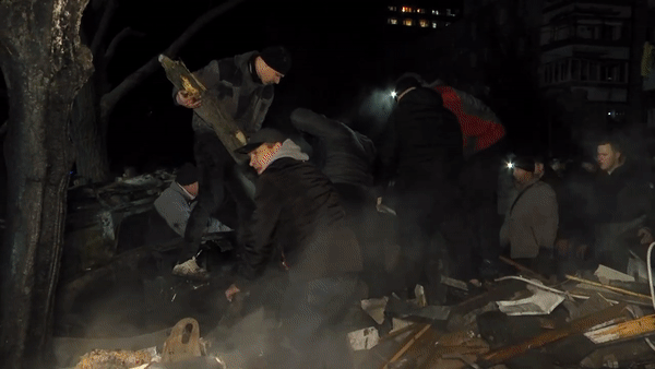 우크라이나 드니프로의 9층짜리 아파트가 14일(현지시간) 러시아군의 미사일 공습으로 붕괴됐다. /영상=발렌틴 레즈니첸코 드니프로페트로우스크주 주지사 텔레그램